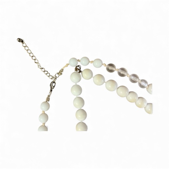 Two Vintage Necklaces White and Frosted Beads Unsigned - Picture 6 of 13